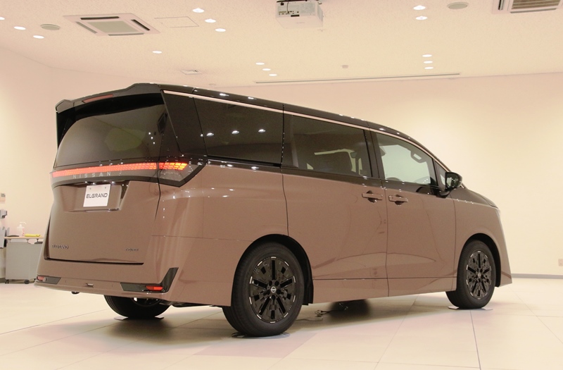 新型日産エルグランド E53型 リヤスタイル