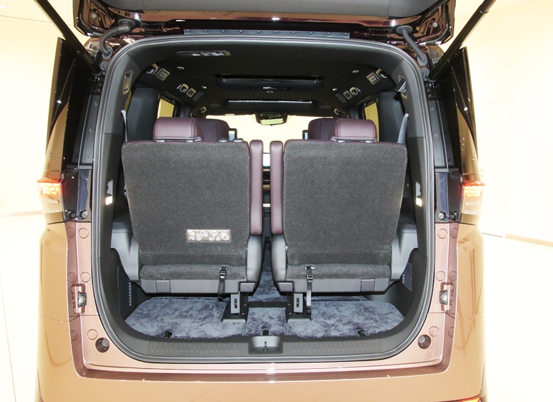 新型日産エルグランド E53型 荷室