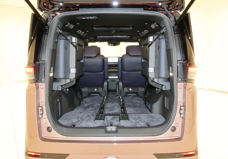 新型日産エルグランド E53型 荷室