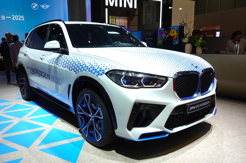 BMW iX5 Hydrogen 水素燃料電池参入でゼロ・...