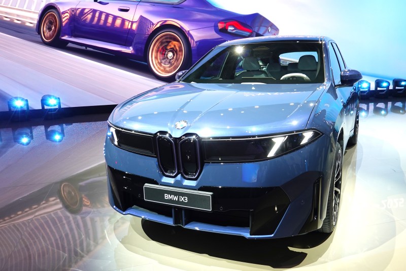 BMW iX3 新世代「ノイエ・クラッセ」で、何がどう変わる...