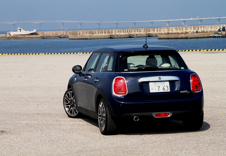 走りの質はそのままに 経済 実用性が大幅に向上 Mini Cooper D試乗記 評価 レビュー Corism