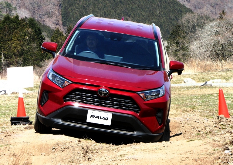   再び日本マーケットにチャンレンジを開始した新型トヨタRAV4 初代トヨタRAV4は、ク...