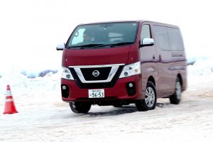 日産キャラバン雪上