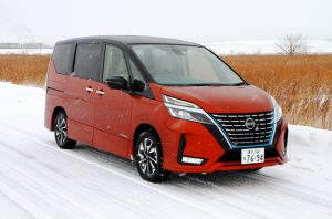 日産セレナ雪上