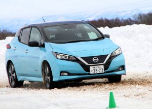 日産リーフ雪上