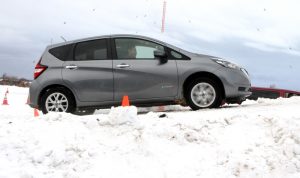 日産ノート雪上