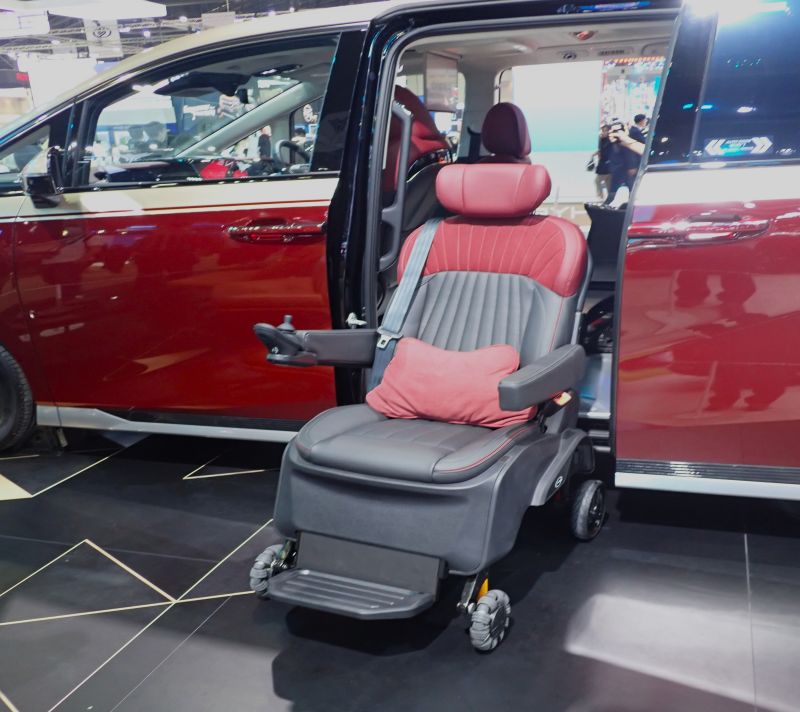 クルマのシートが、そのまま電動車椅子に! GACは身障者向けのクルマも展...
